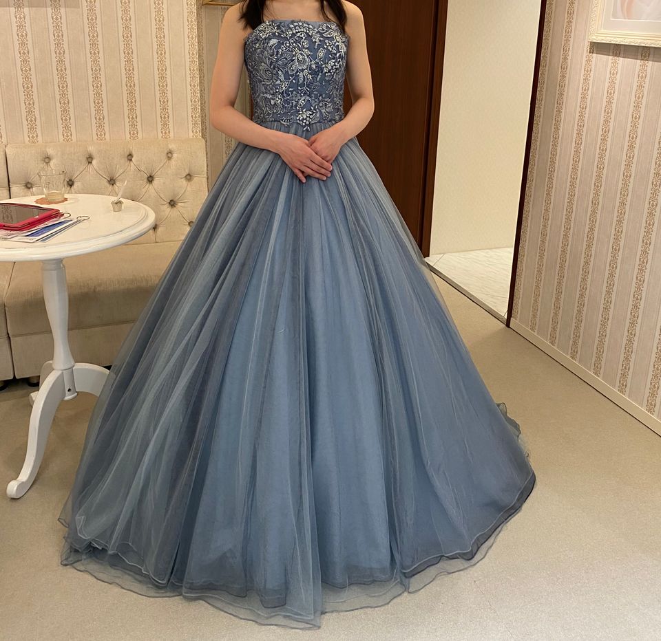 流行りのくすみブルーの大人可愛いドレス