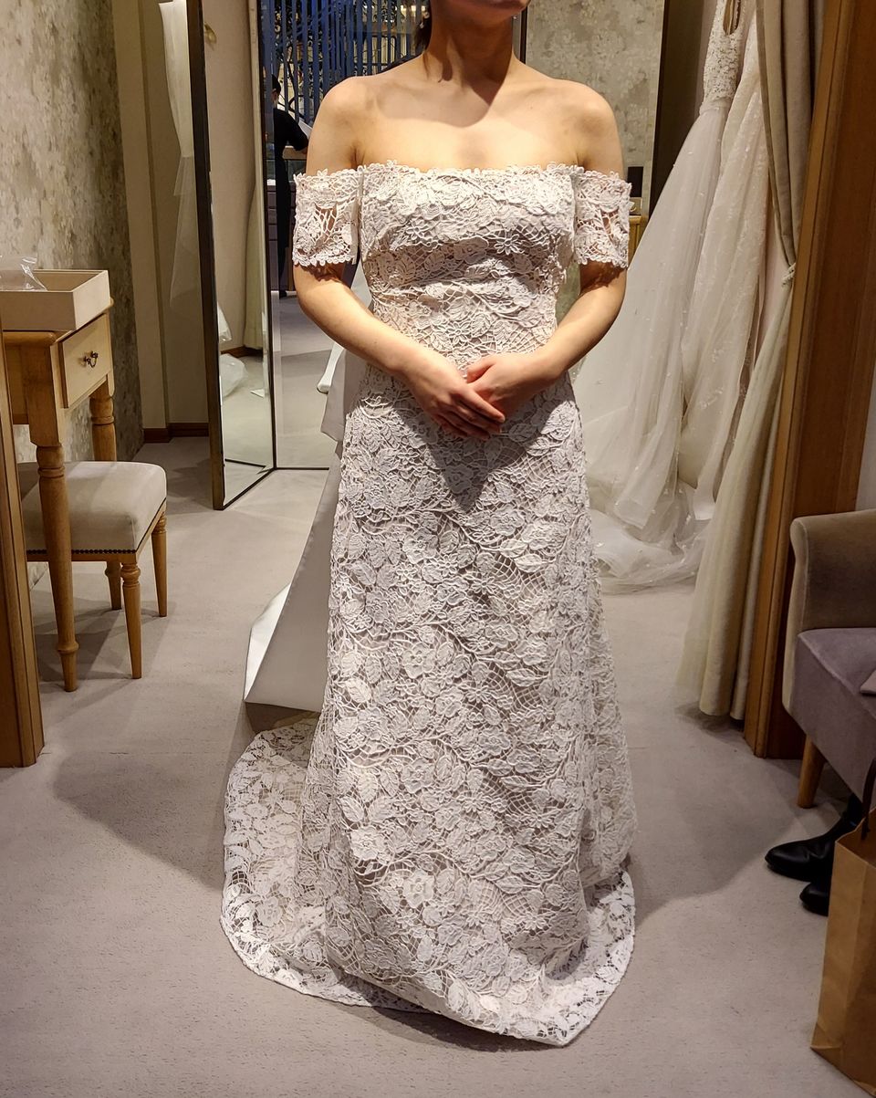 後ろ姿が美しい写真向きのドレス