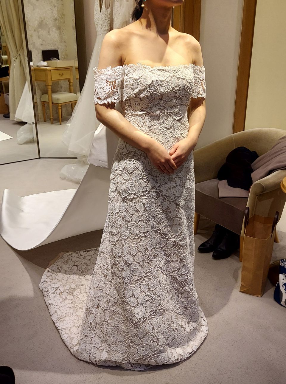 後ろ姿が美しい写真向きのドレス