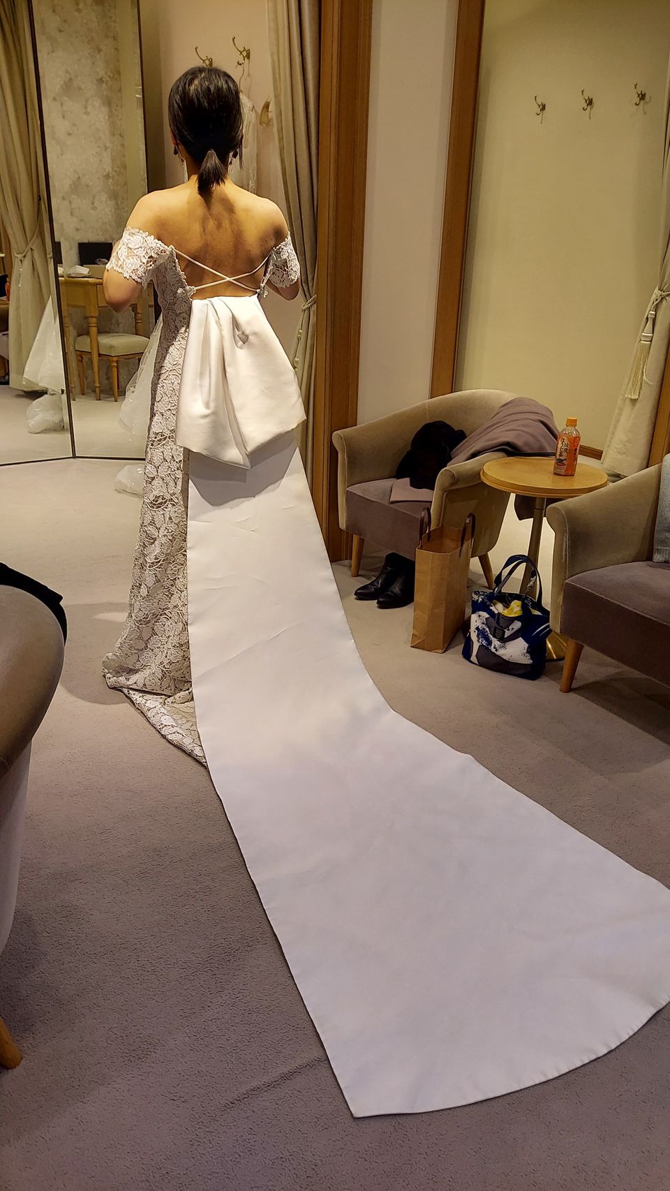 後ろ姿が美しい写真向きのドレス