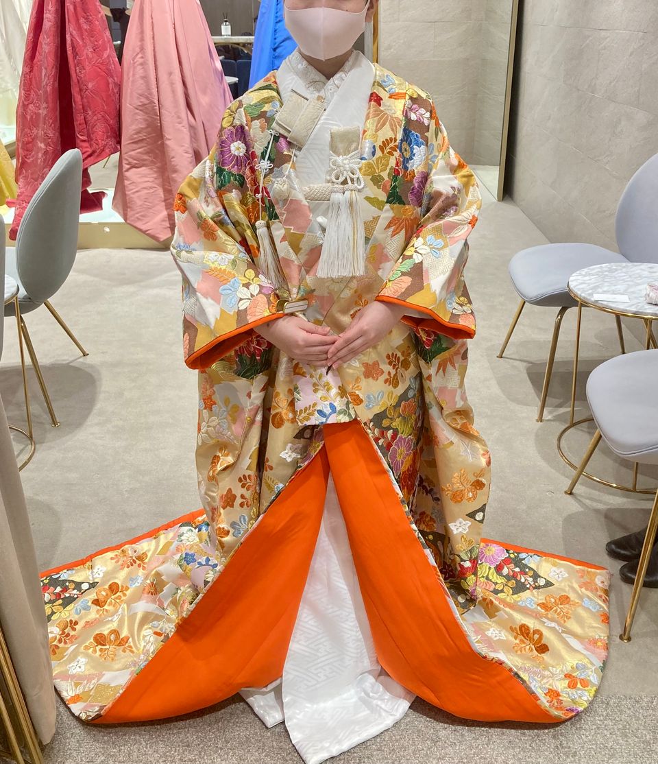 橙色が明るい印象を与える古典柄の色打掛