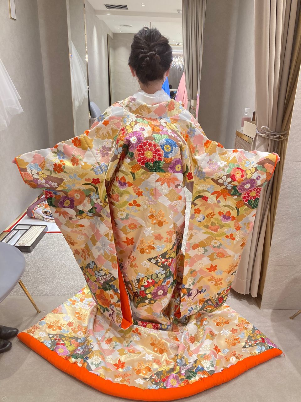 橙色が明るい印象を与える古典柄の色打掛