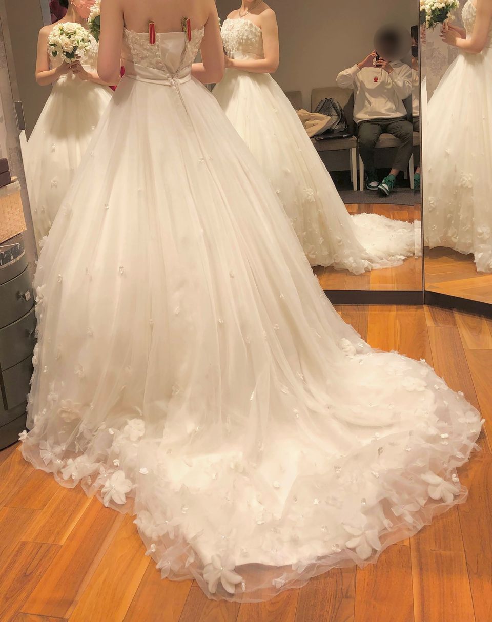 チュールとお花がかわいいドレスです。