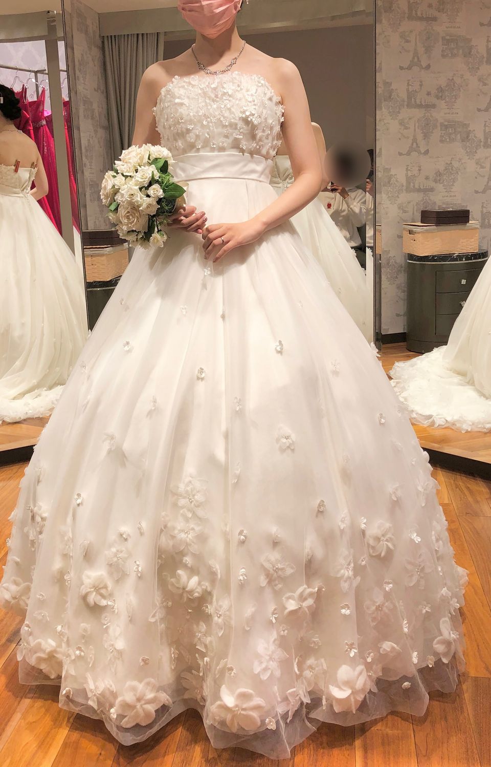 チュールとお花がかわいいドレスです。