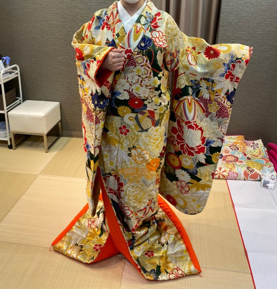 刺繍たっぷりでゴールド系の色打ち掛け