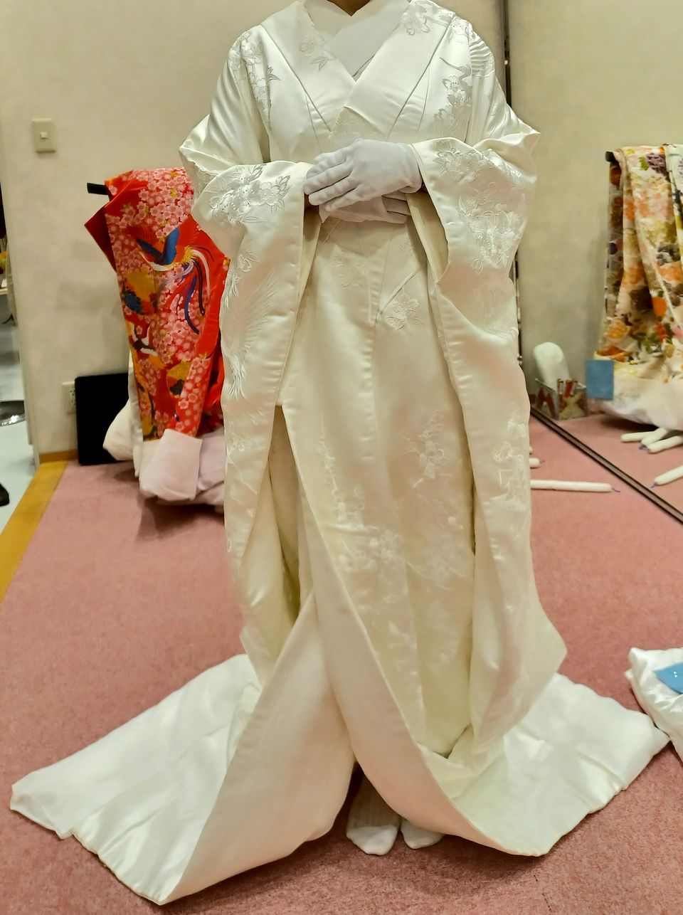 艶感のある生地での鶴や花の白無垢