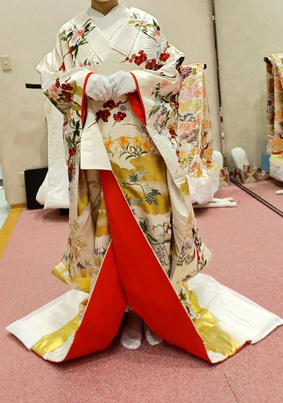 白生地ベースの色打掛