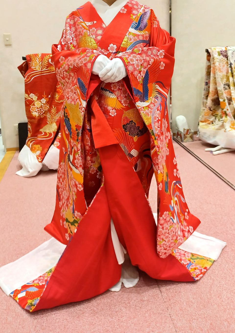 鳳凰が目を引く赤の色打掛