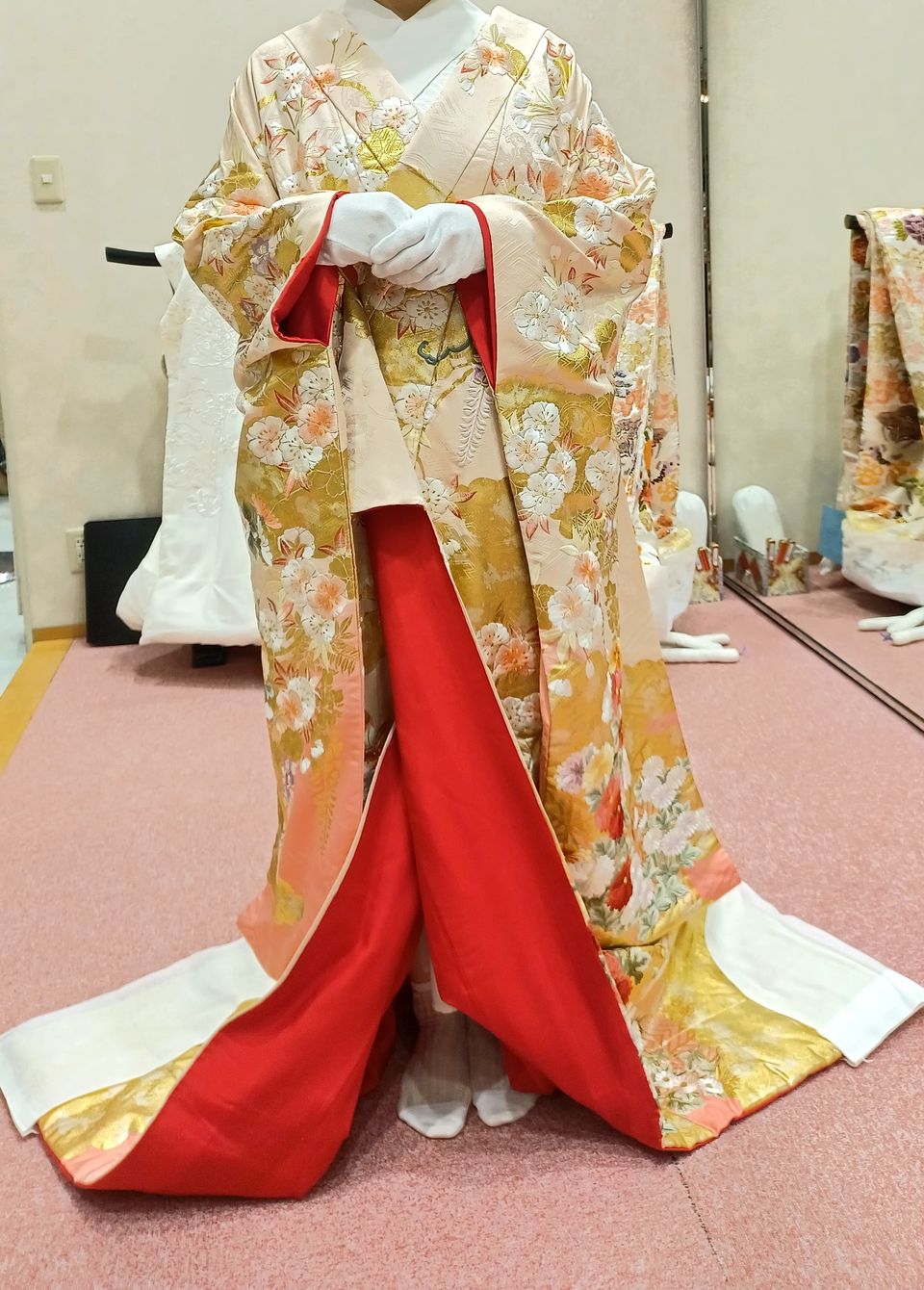 かわいらしい薄ピンク色の花柄色打掛
