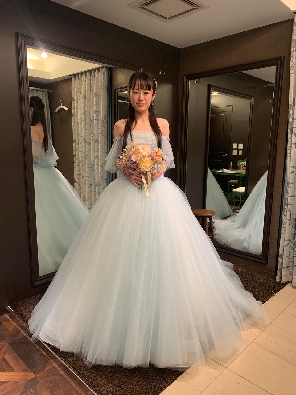 大人女子にもぴったりのふんわり水色カラードレス