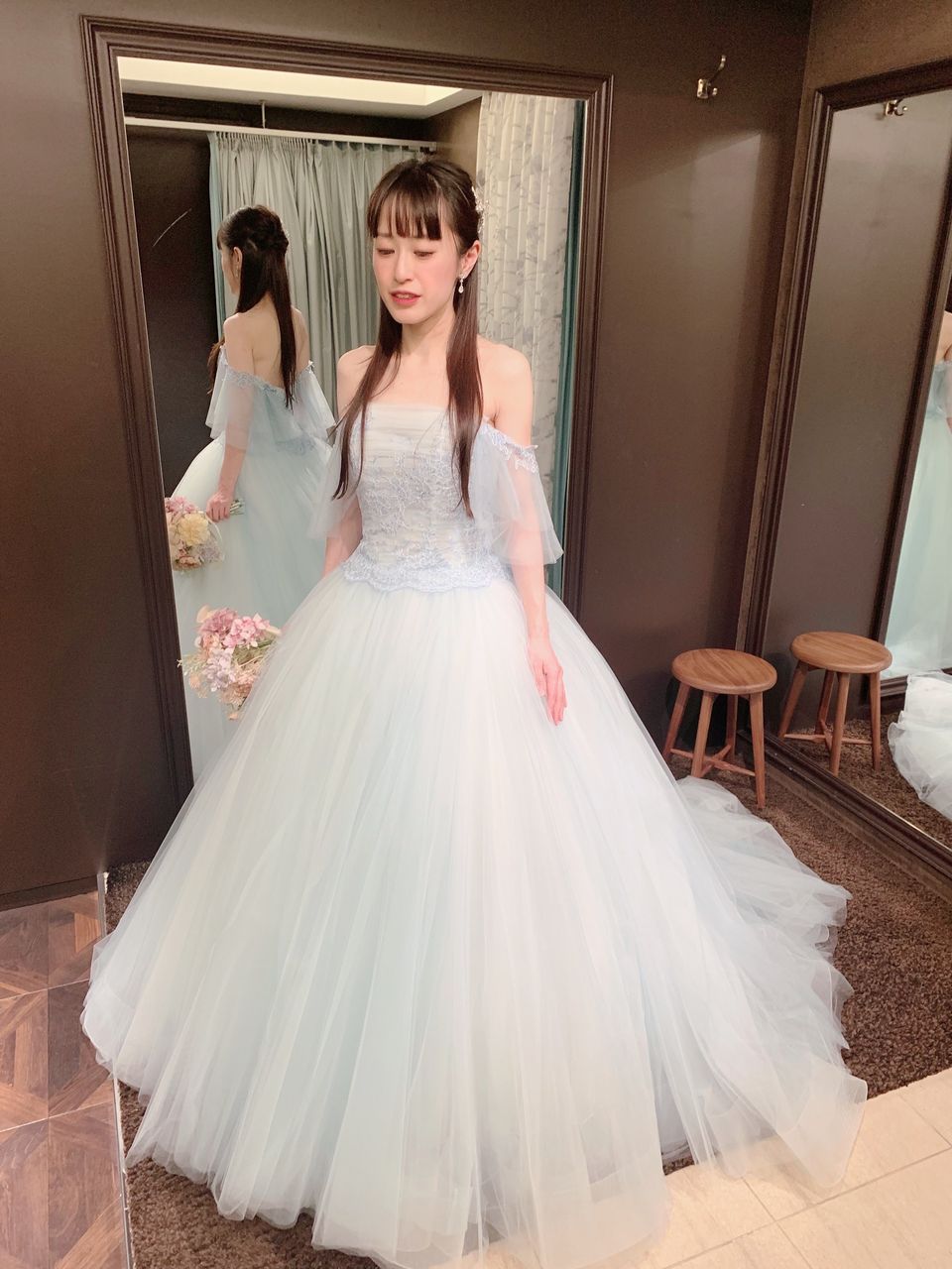 大人女子にもぴったりのふんわり水色カラードレス