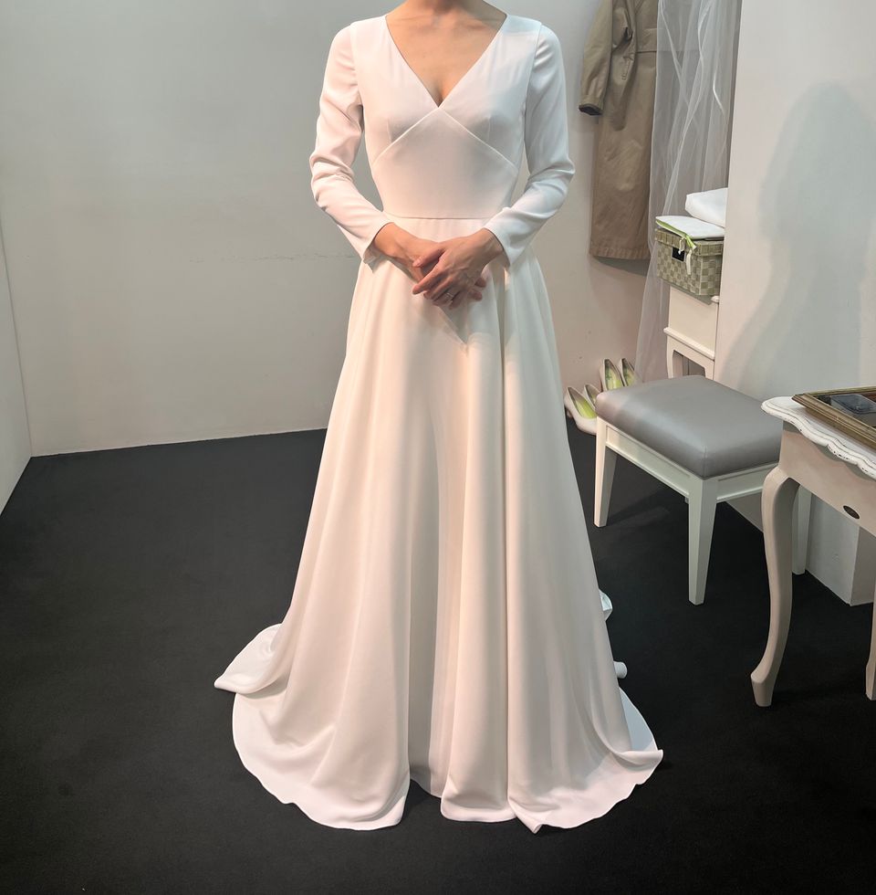 形の美しい長袖ドレス