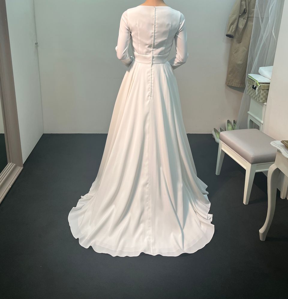 形の美しい長袖ドレス