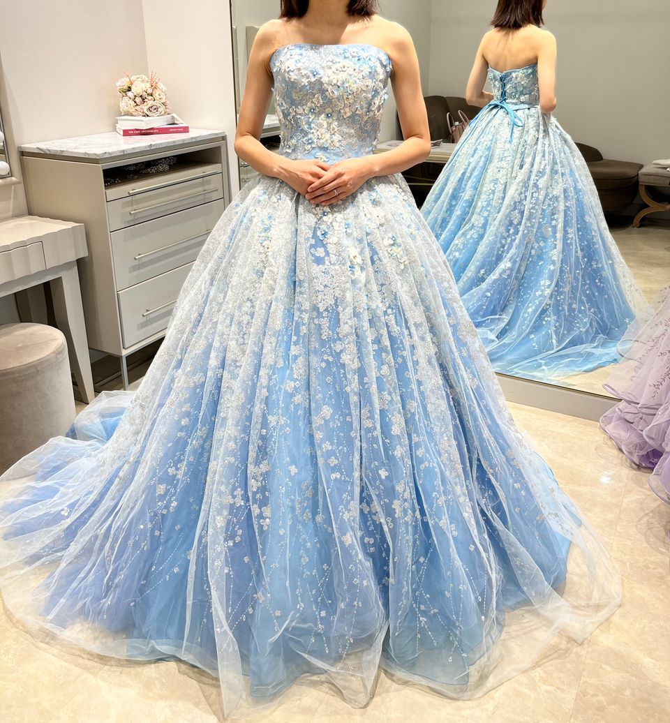 ブルーのドレスに白いお花