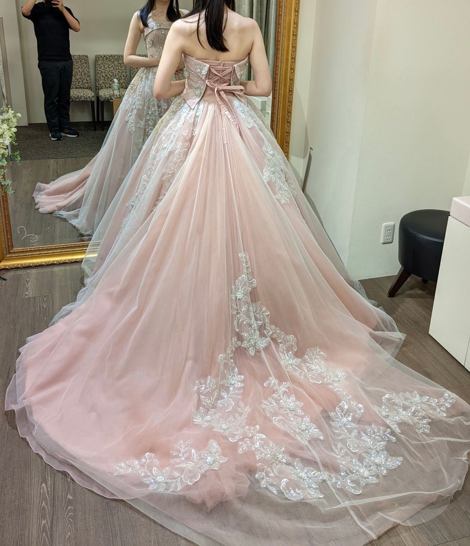 スパンコールのお花が可愛いピンクチュールドレス