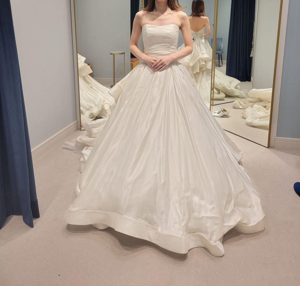 長い間いろんな花嫁様に人気のあるドレスだそうです