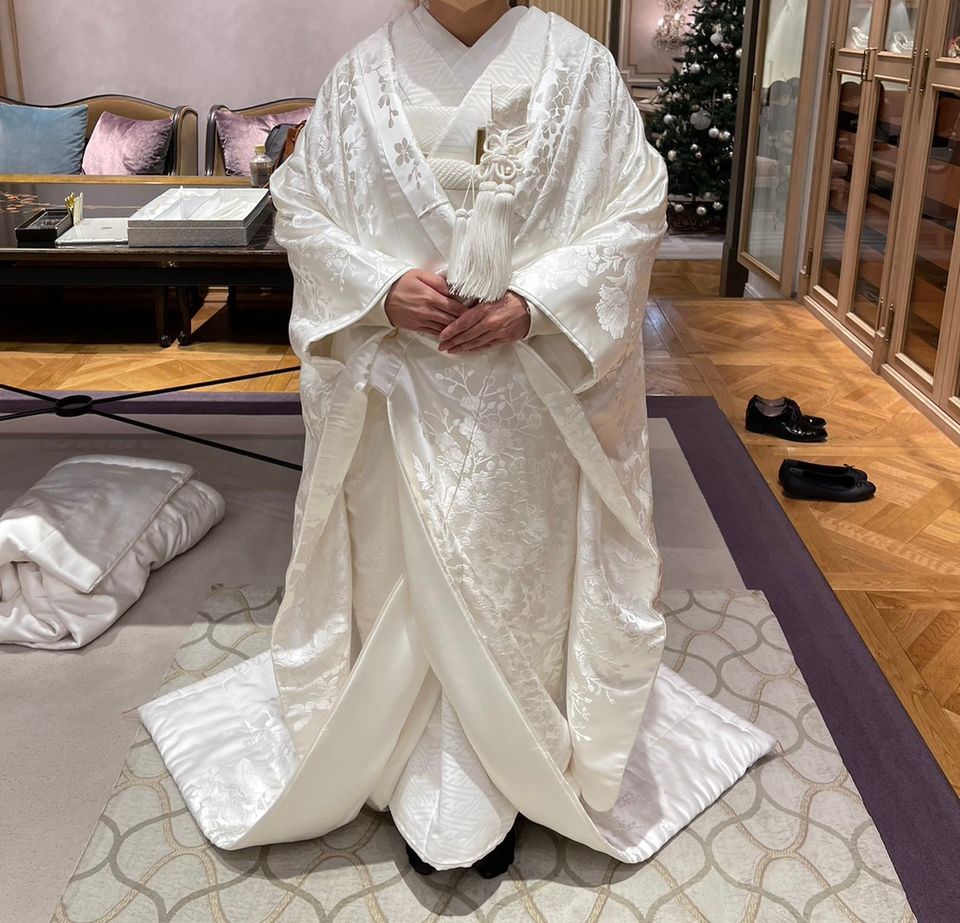 光沢のある白無垢