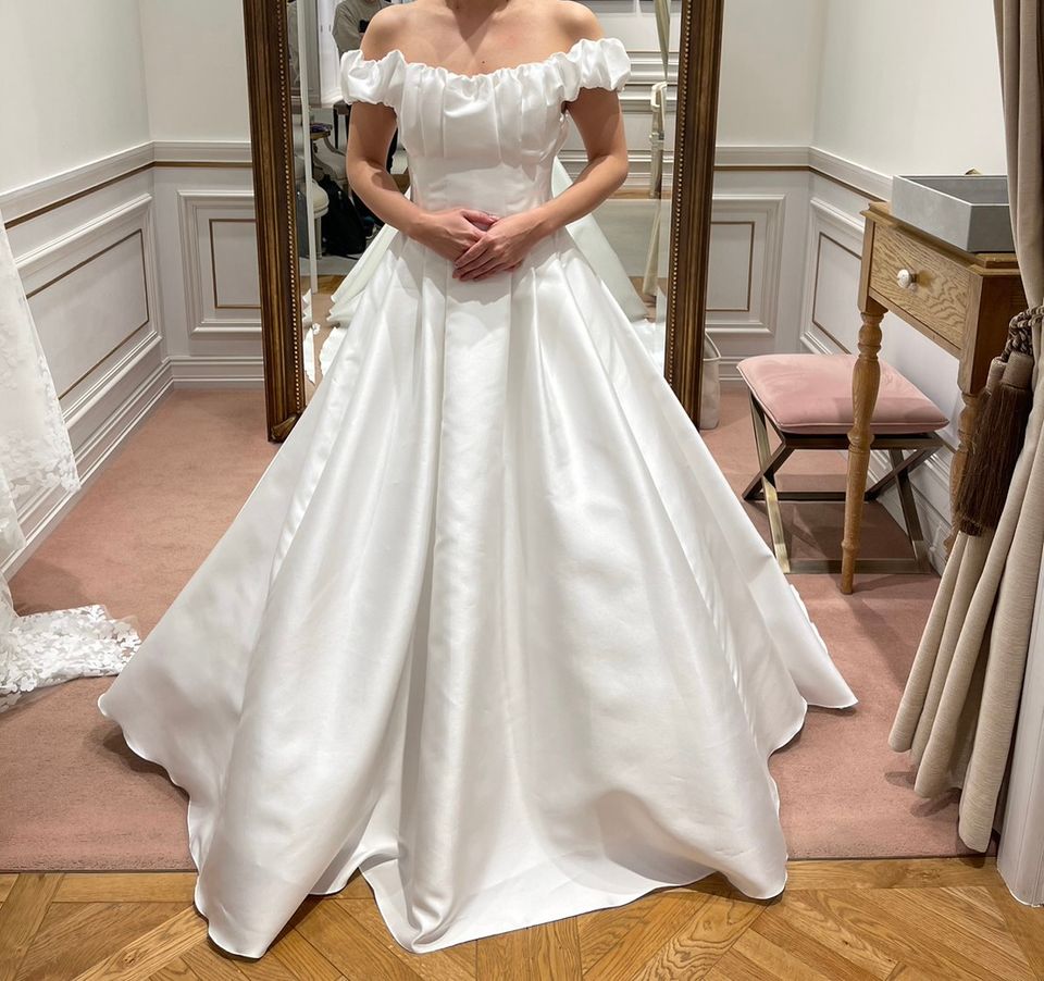 トリートドレッシング HAAVE 白 23cm 真っ白のドレス。オフショルダー部分がくしゅくしゅっとなってい