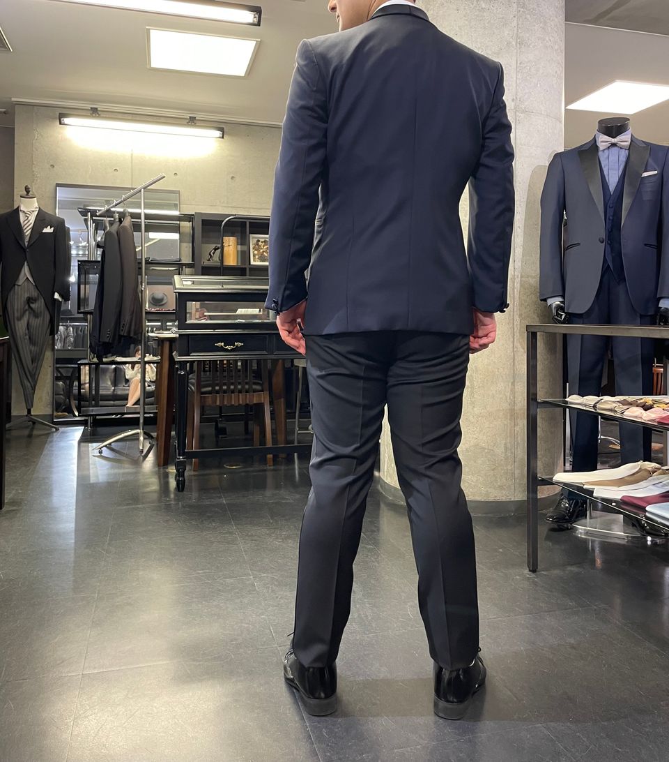 ブラックスーツは安っぽさがなく自分の体にしっかりきました。