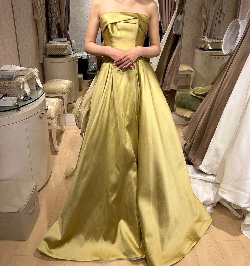 バックのフリルが可愛いドレス