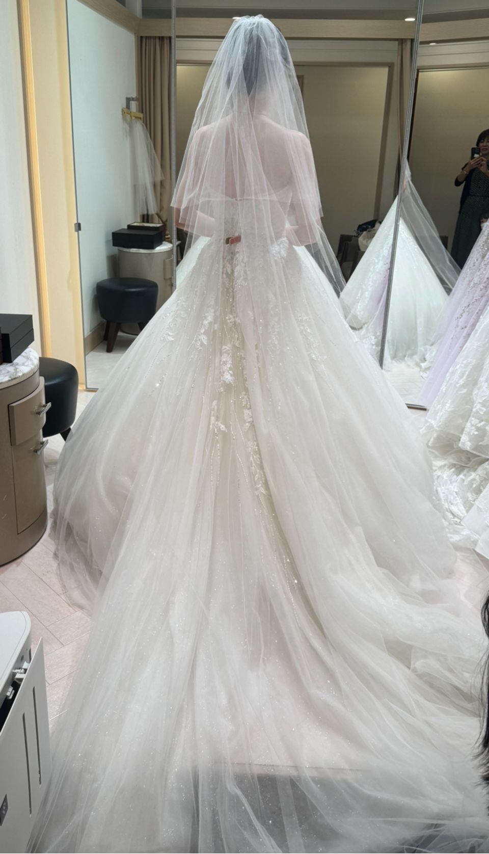 繊細なラメが上品かわいいドレス