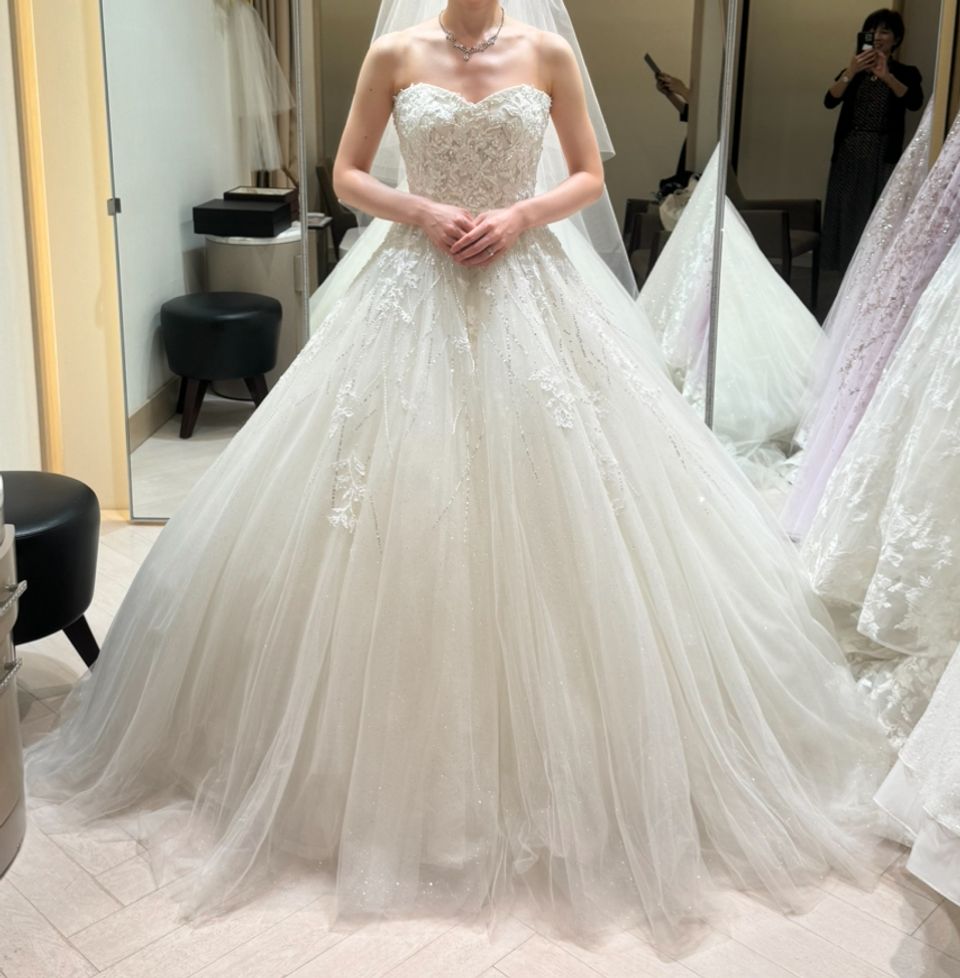 繊細なラメが上品かわいいドレス