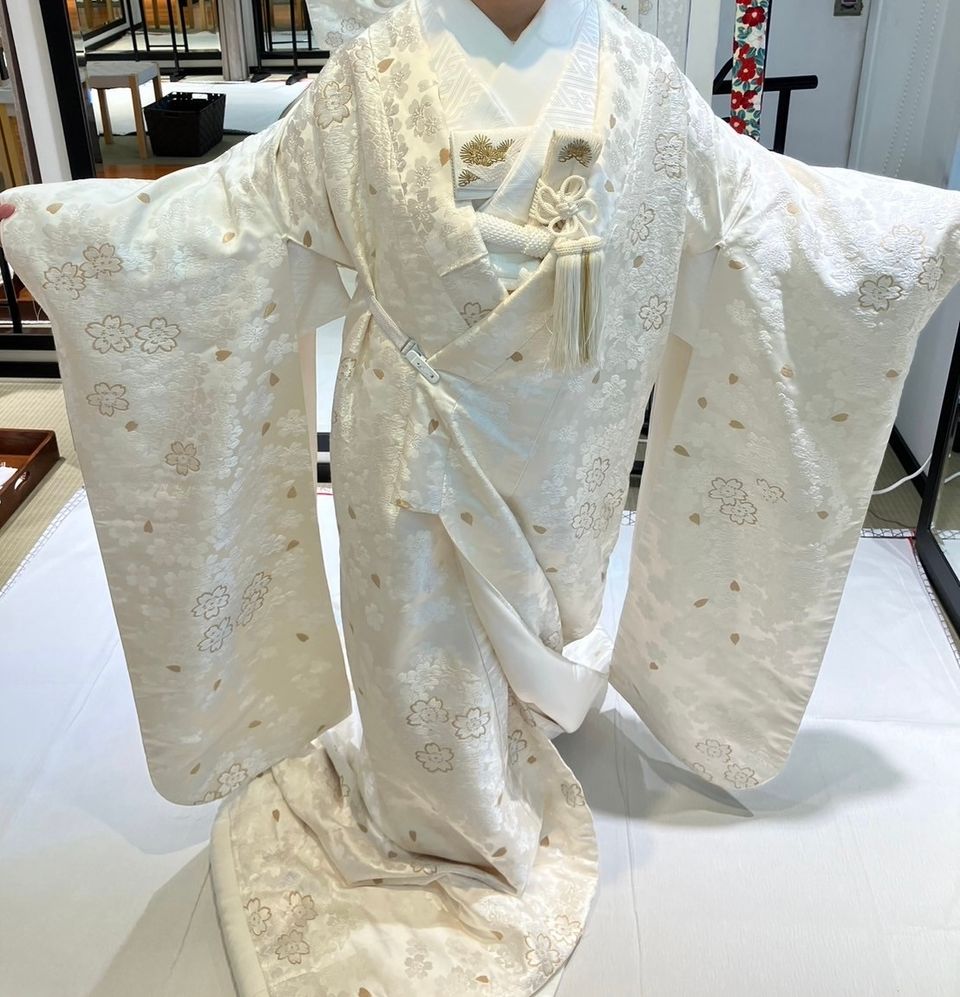金糸の桜柄の白無垢。金糸で桜が刺繍された白無垢です