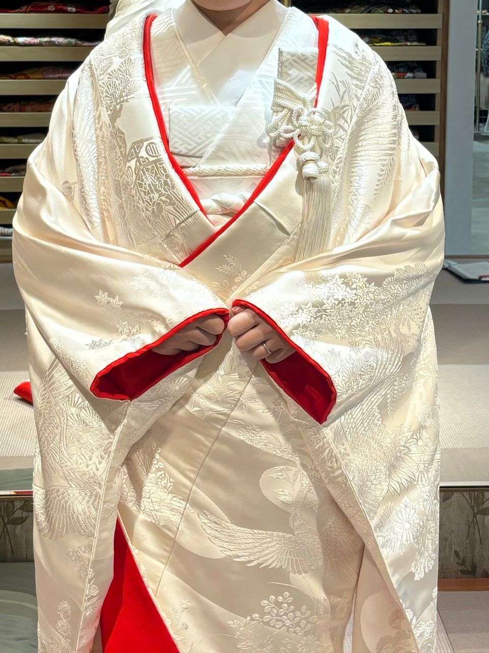 赤色の差し色の入った白無垢