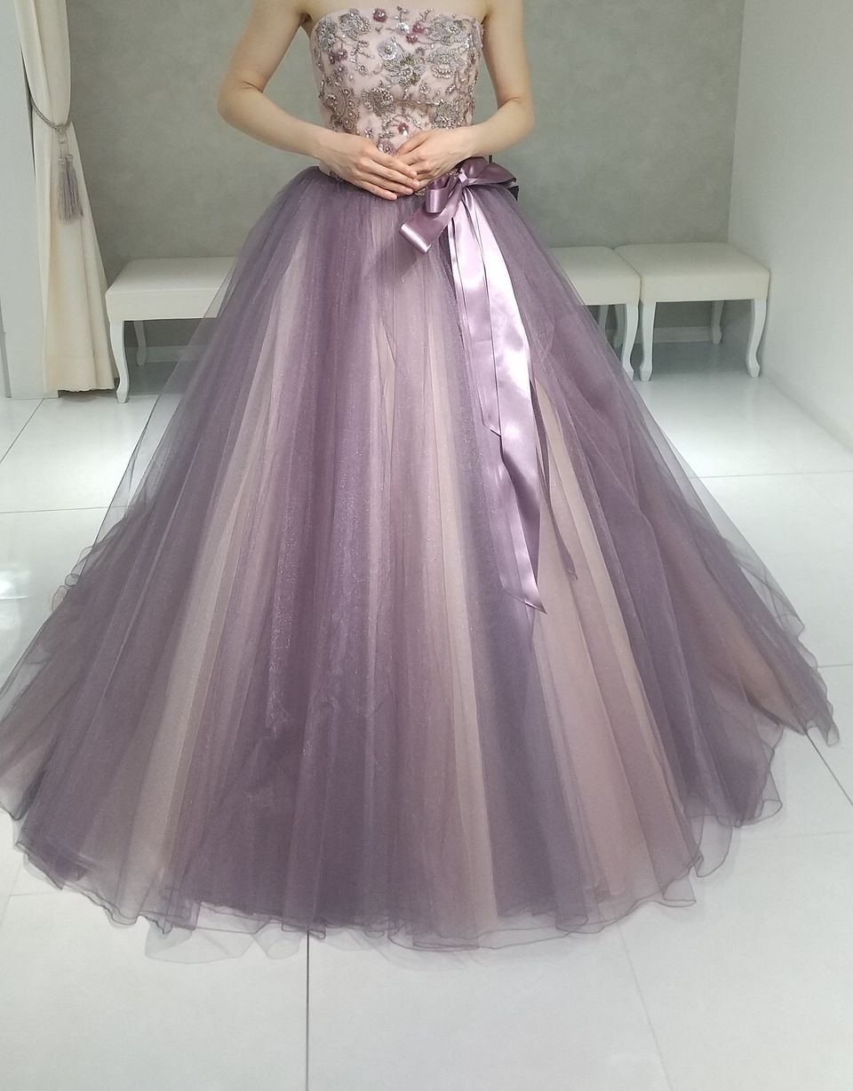 胸元が華やかで、落ち着いたラベンダーカラーのドレス
