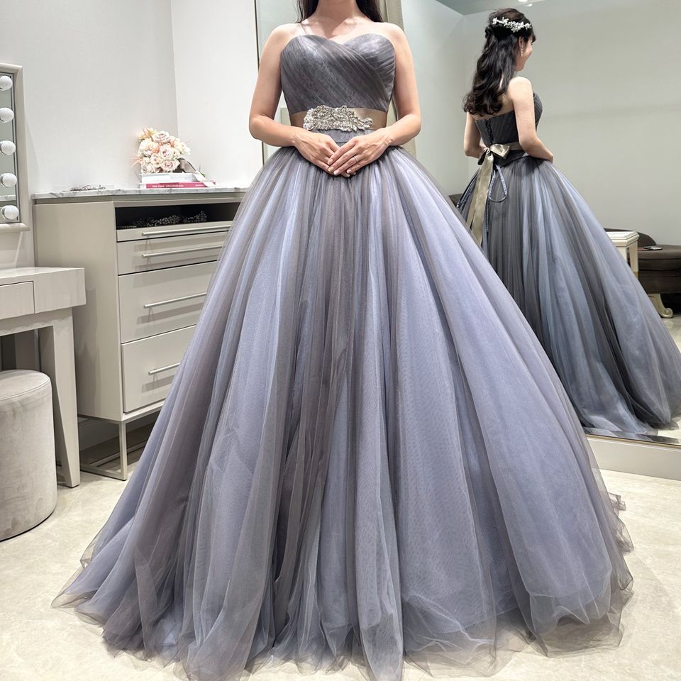 くすみカラーのオシャレなドレス