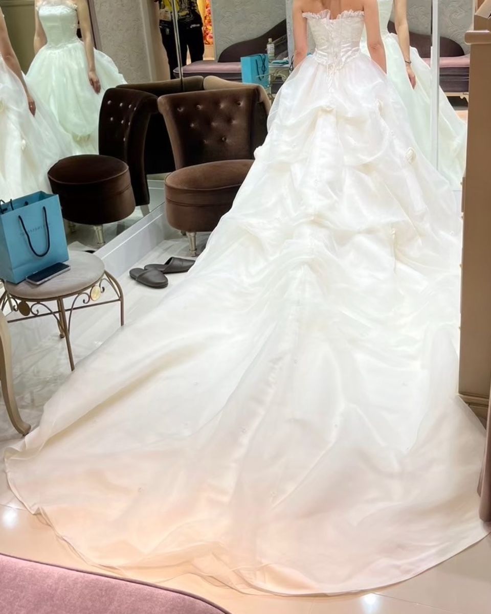 ロングトレーンと胸元のフリルが可愛いドレス