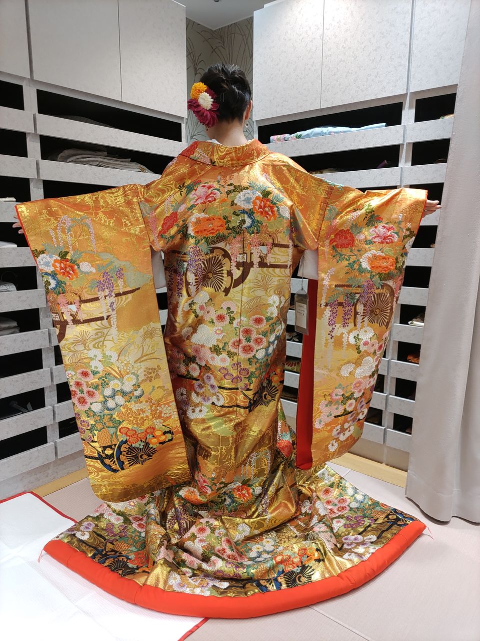 華やかな刺繍の金色打掛