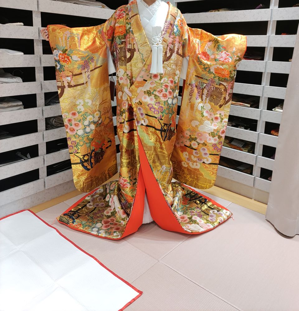 華やかな刺繍の金色打掛