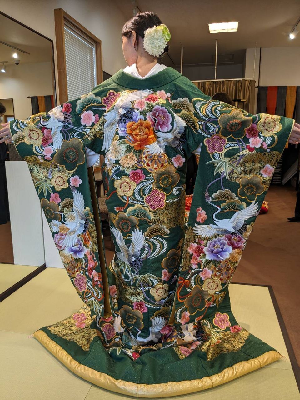 緑にゴールドの刺繍が入った華やかな色打掛