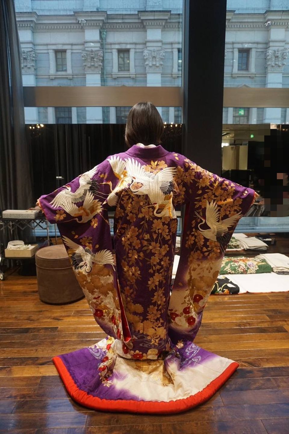 背面の鶴がインパクトある色打掛