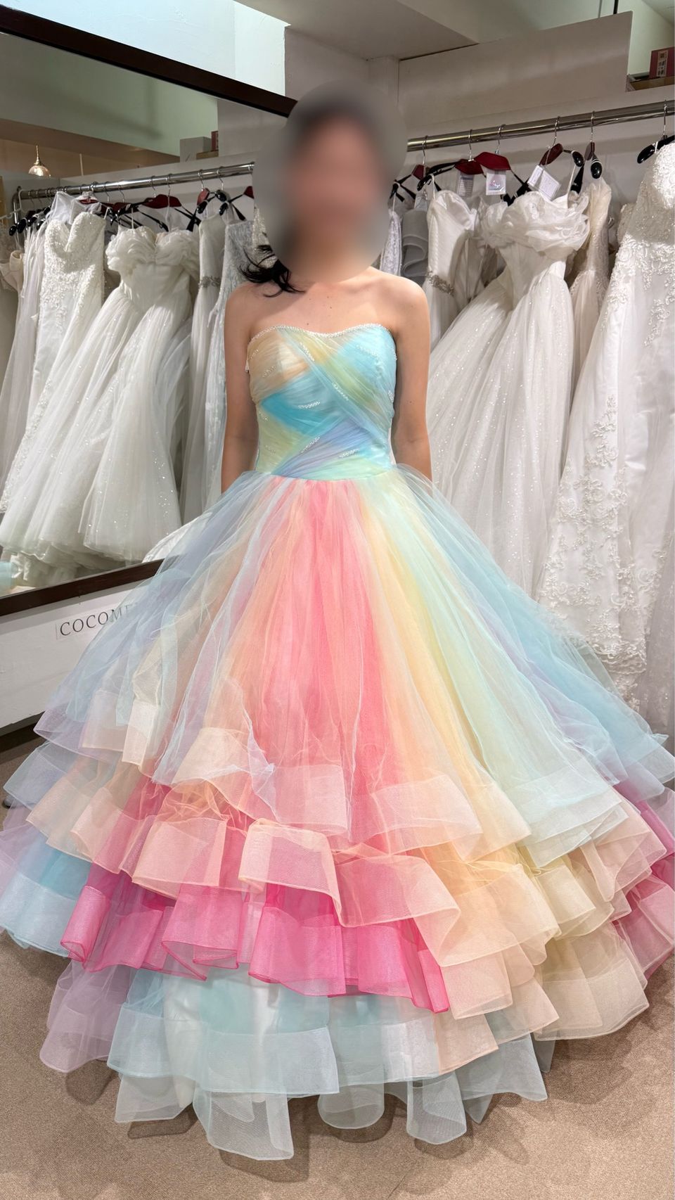 レインボーのふわふわドレスなので、動きもあり珍しい