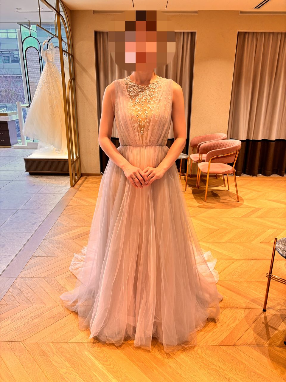 上半身の花柄ビジューが目を引くふんわりシルエットドレス