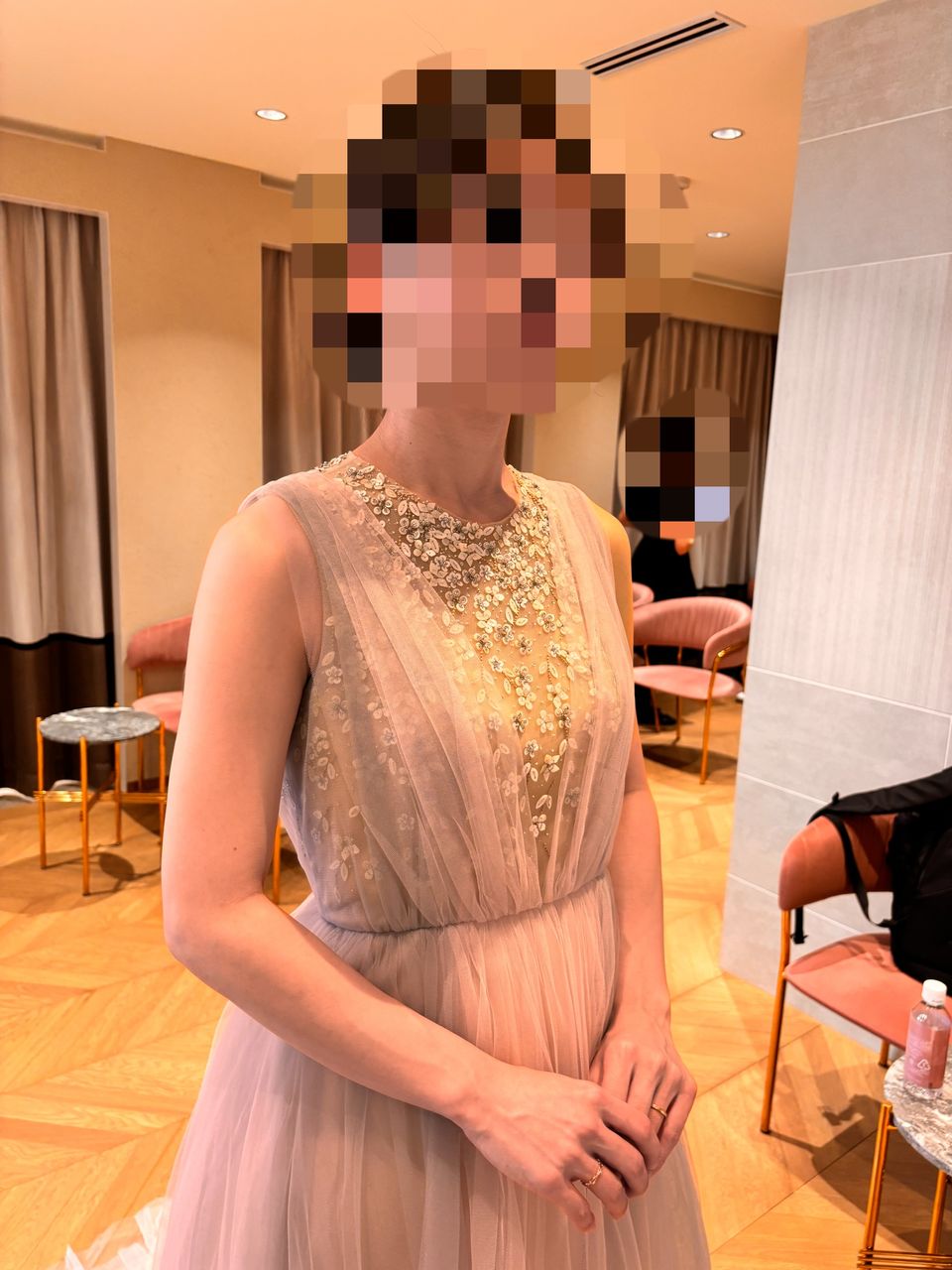 上半身の花柄ビジューが目を引くふんわりシルエットドレス