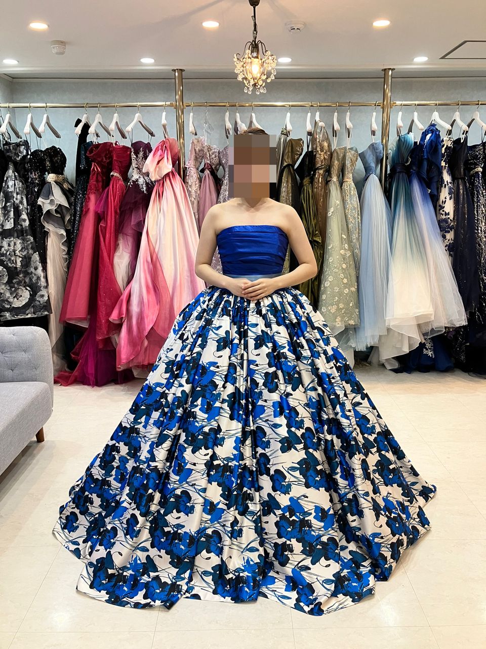 鮮やかな青が目を引く花柄ドレス