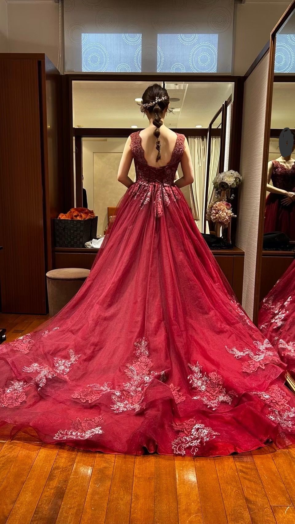 オシャレな赤のゴージャスなドレス