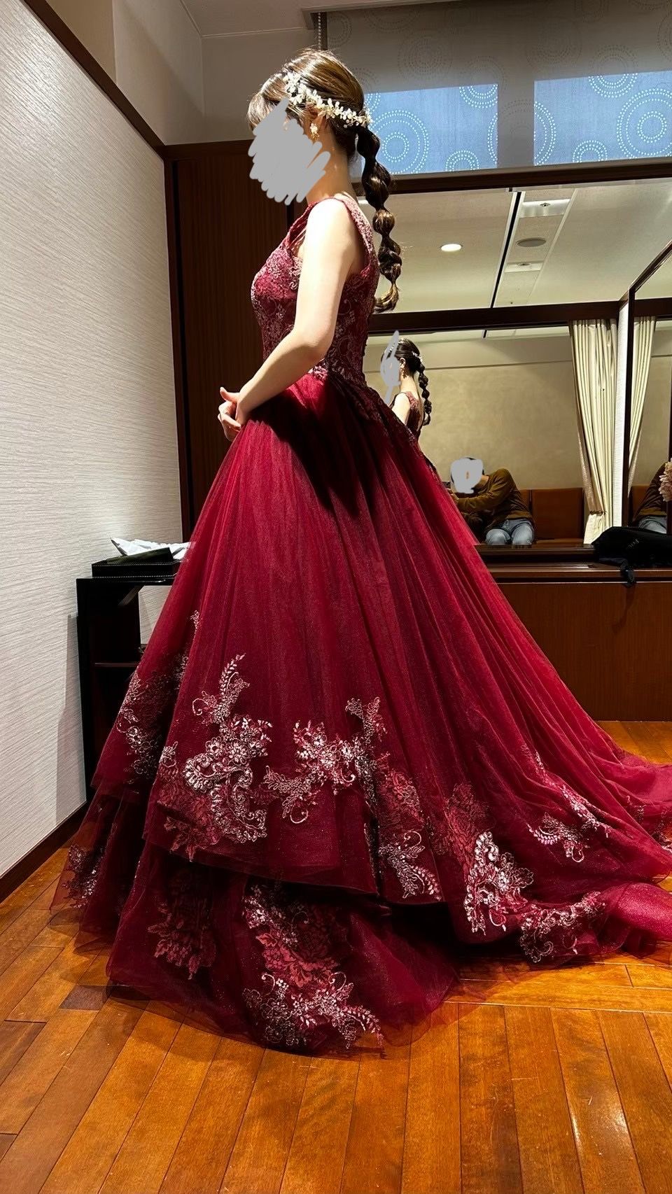オシャレな赤のゴージャスなドレス