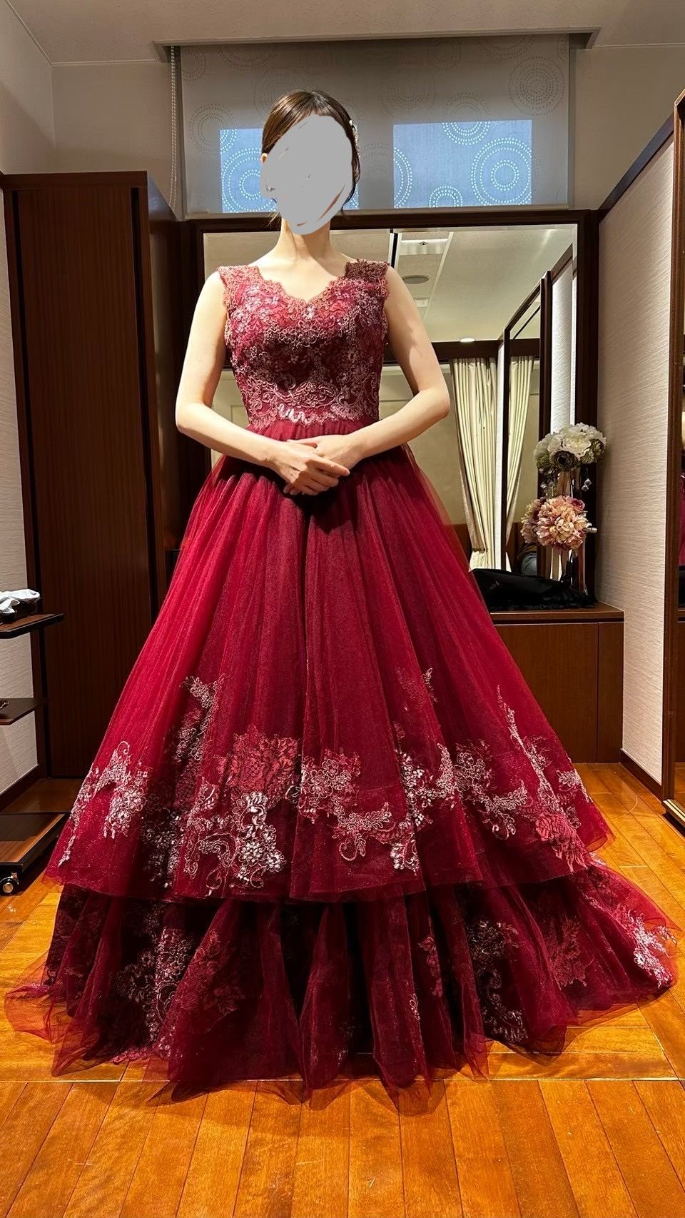 オシャレな赤のゴージャスなドレス