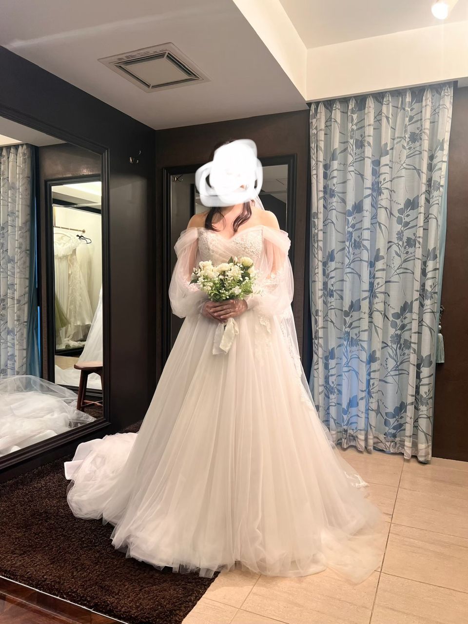 袖の付け替え可能なドレス