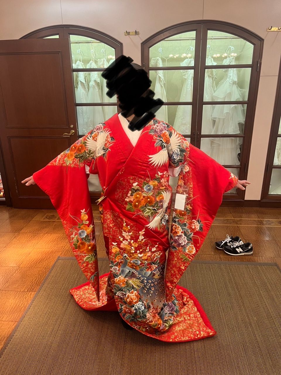 明るめの赤に華やかなカラー