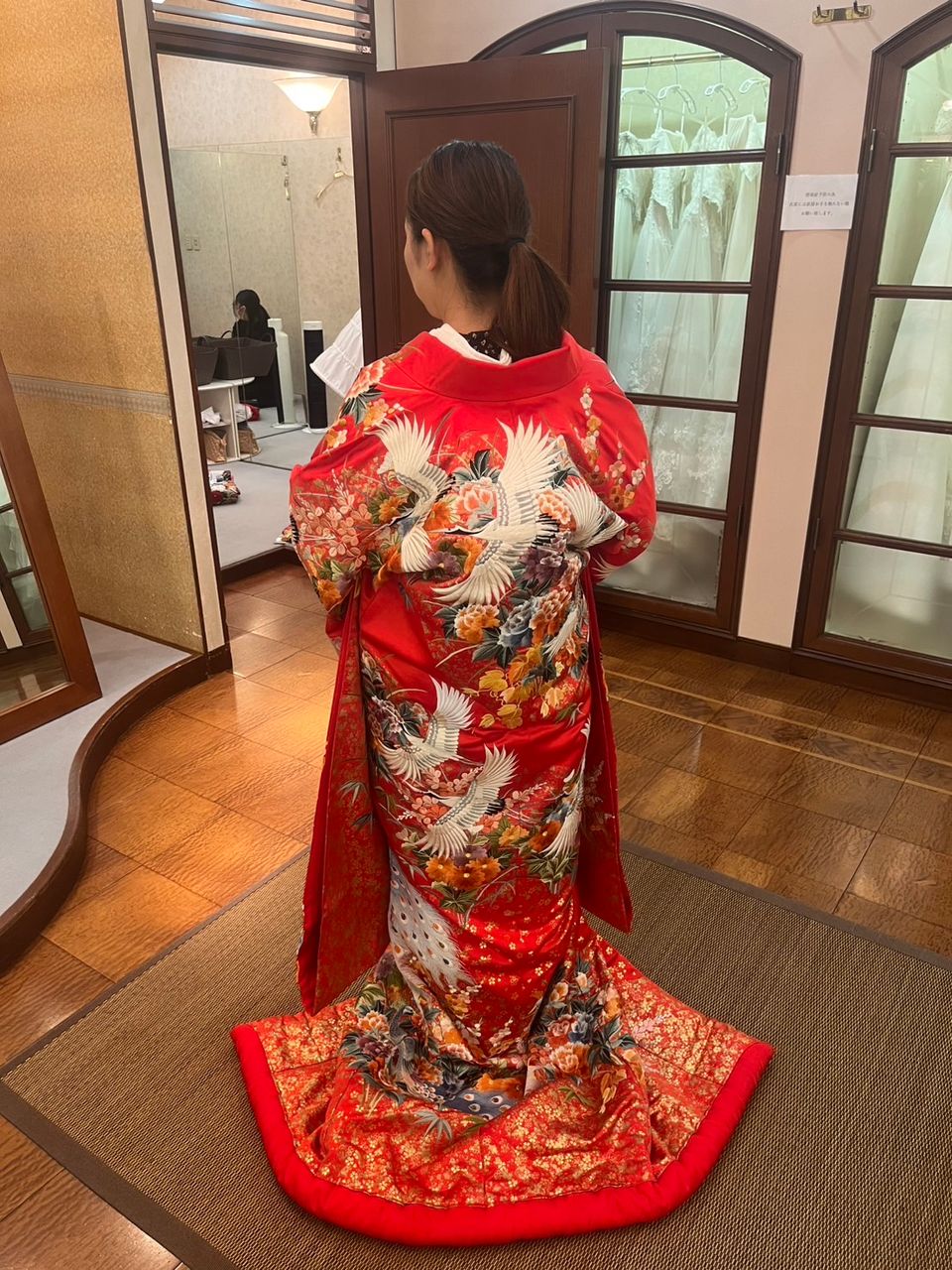 明るめの赤に華やかなカラー
