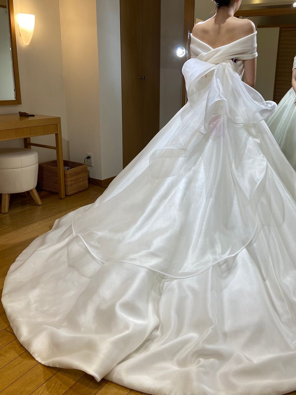 シンプルだけど華やかなドレス