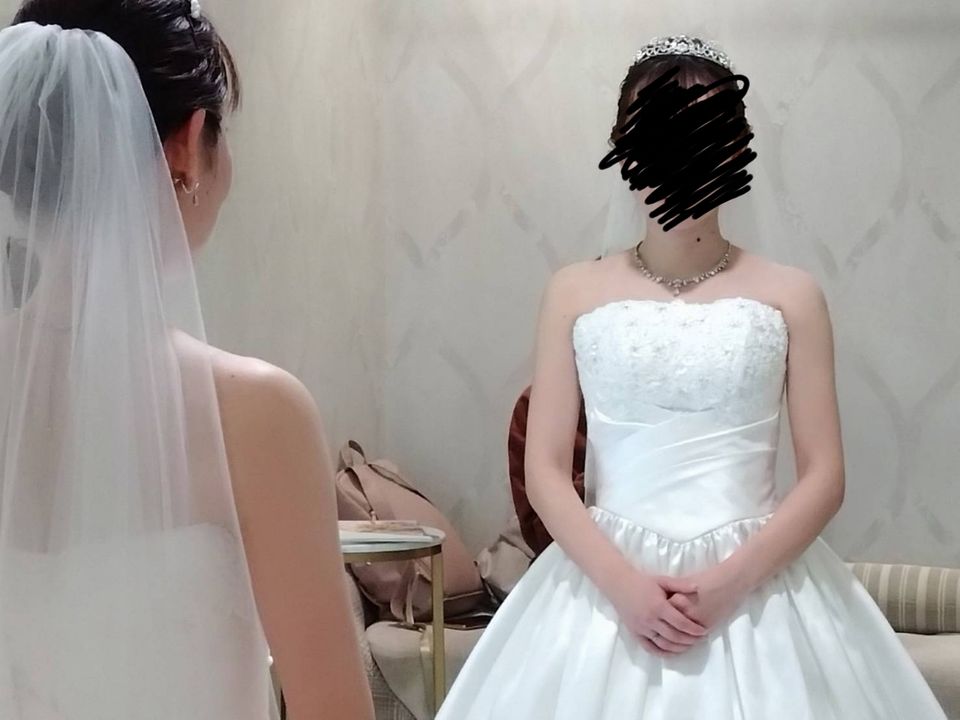 カットレースのトレーンが素敵なサテンドレス