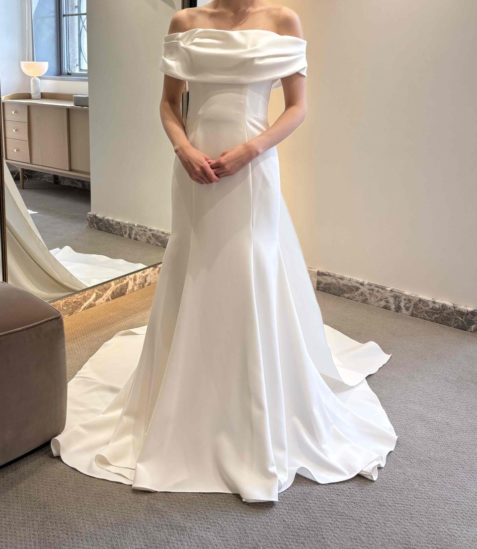 ロールカラーが可愛すぎるシンプルドレス