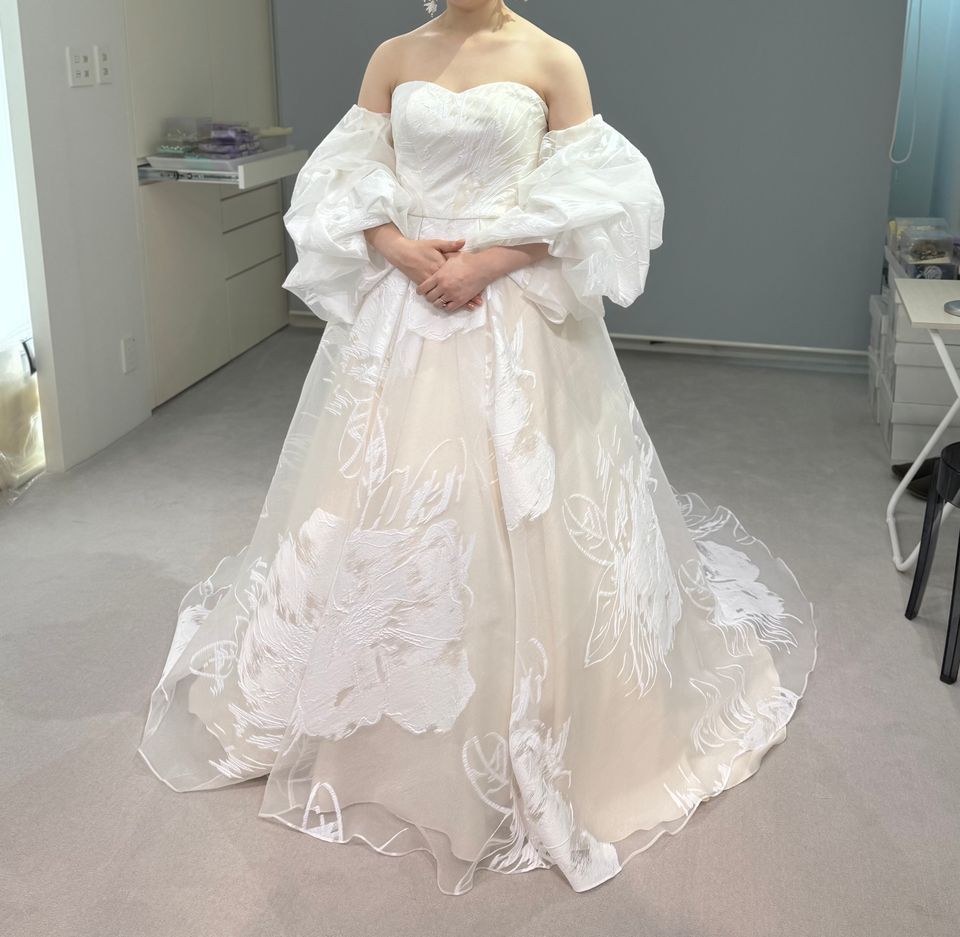 個性的な花柄ドレス