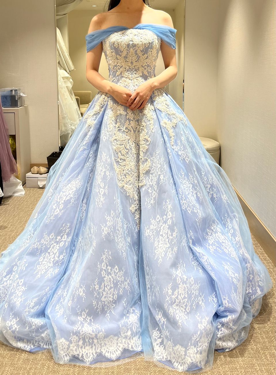 シンデレラ風のブルーの素敵なドレス